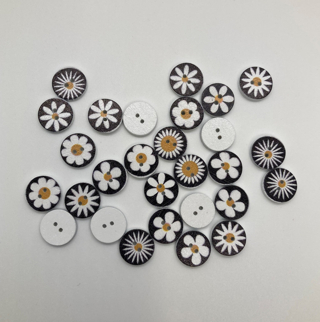 daisy white button - 5/8" (15 mm)