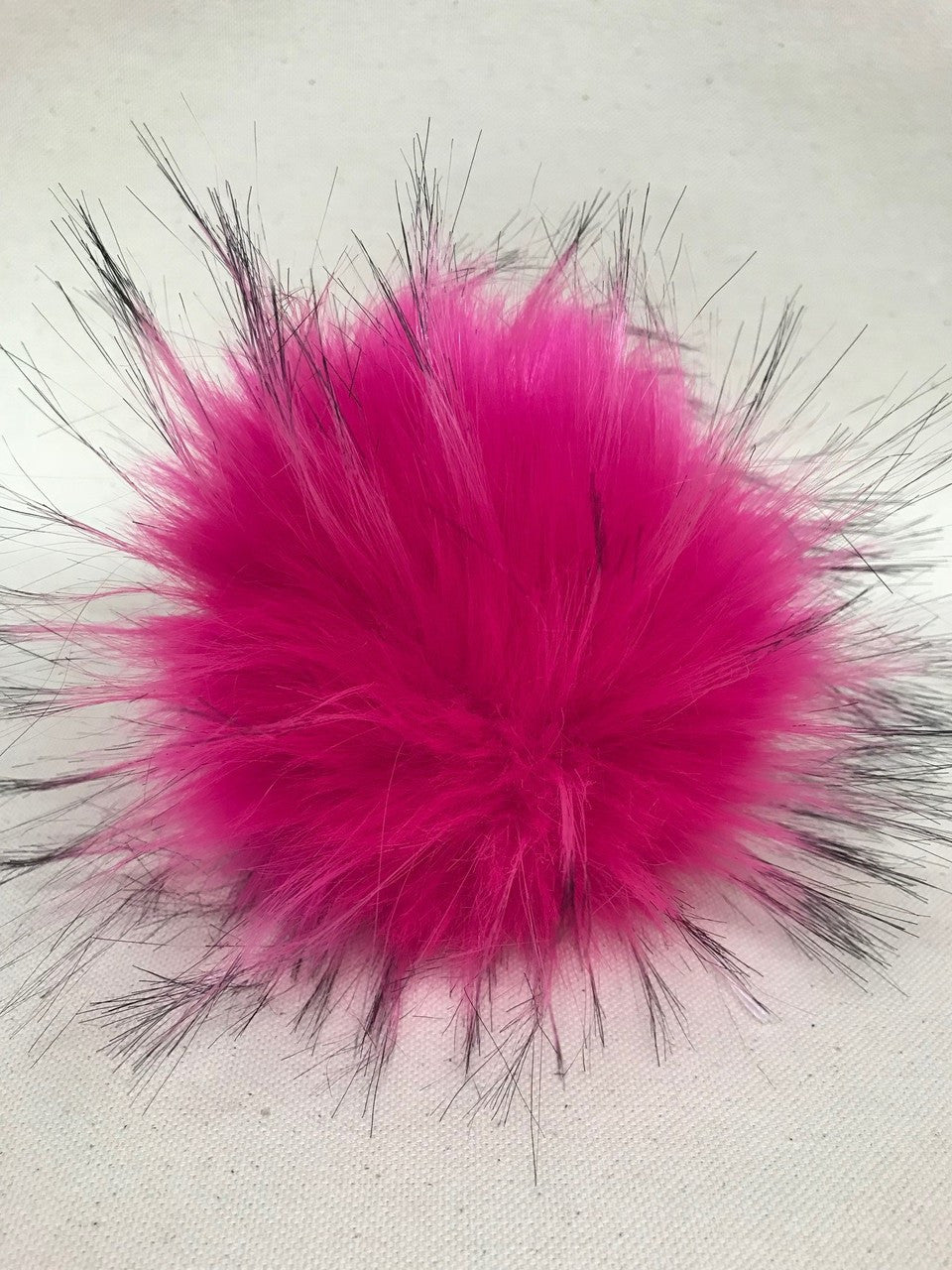 fucshia faux pompom (13-15 cm)