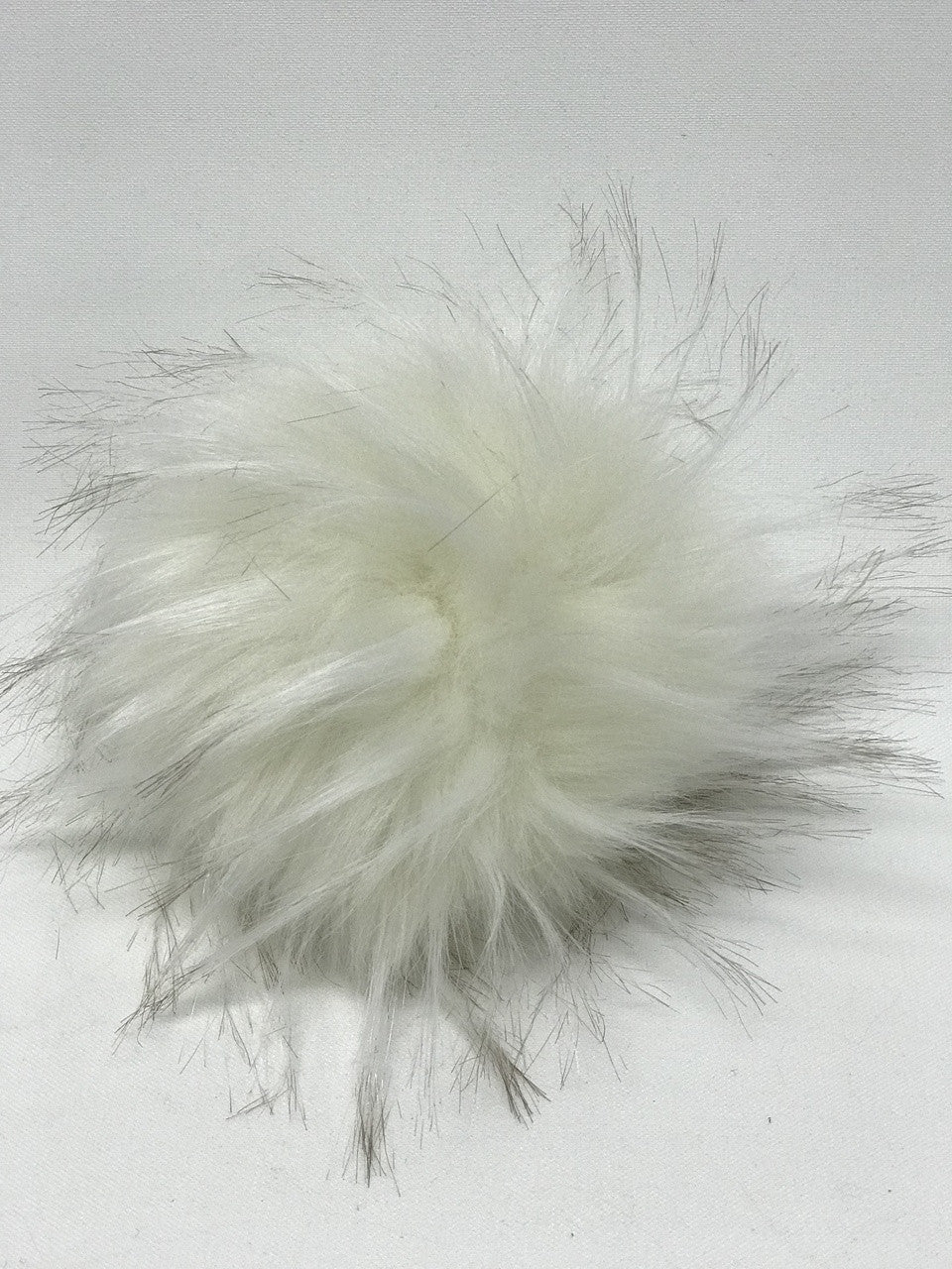 snow faux pompom (13-15 cm)