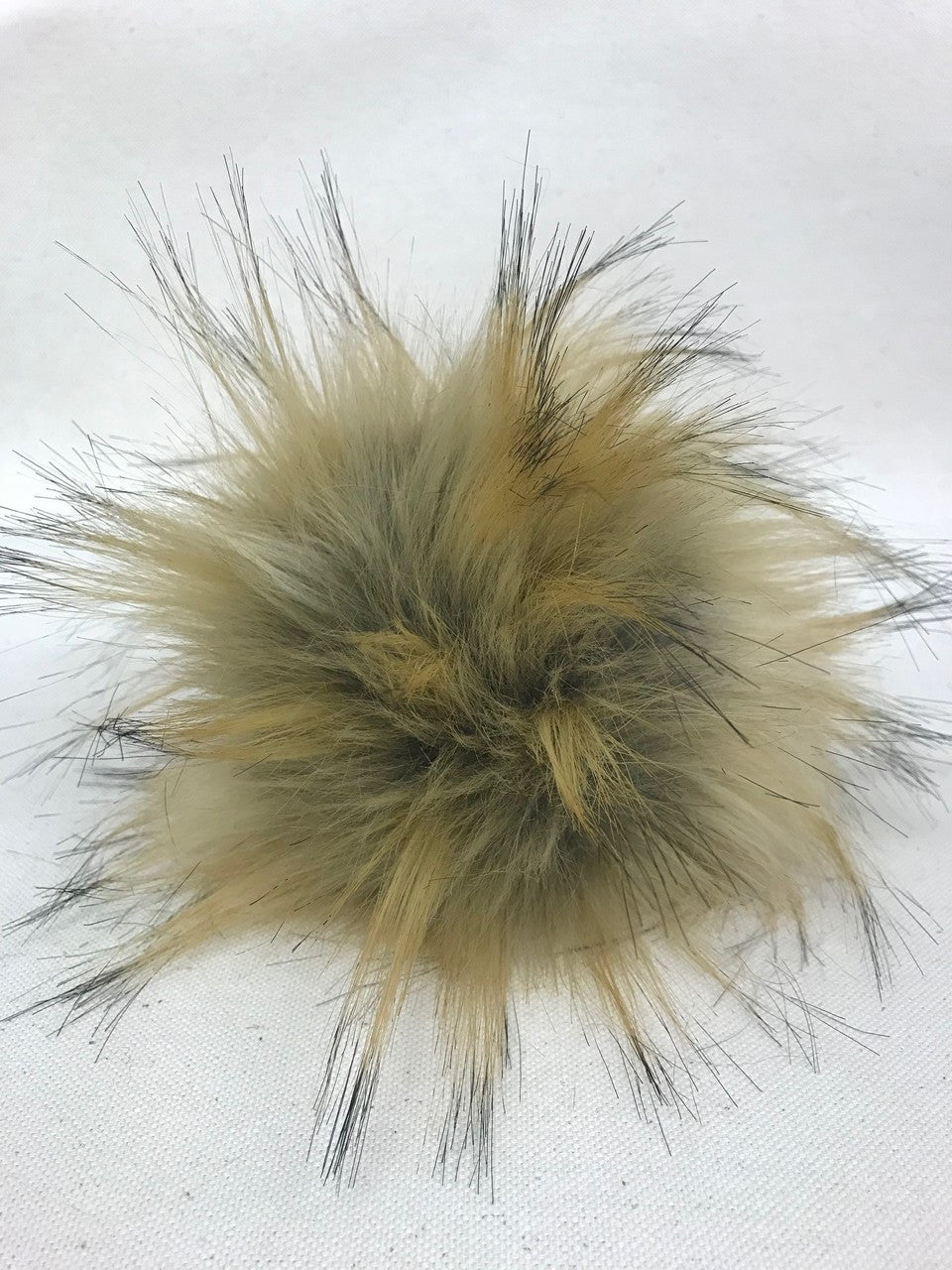 caramel faux pompom (13-15 cm)